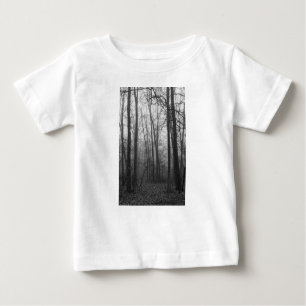 Nebel durch den Wald Graustufen Baby T-shirt