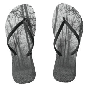 Nebel durch den Wald Graustufen Badesandalen