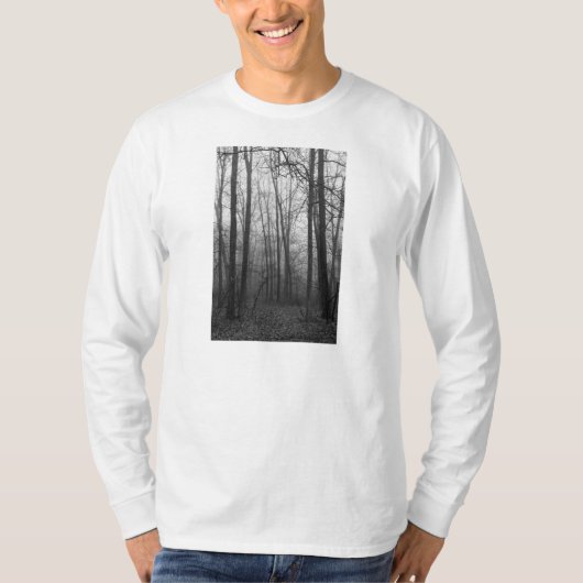 Nebel durch den Wald Graustufen T-Shirt (Vorderseite)