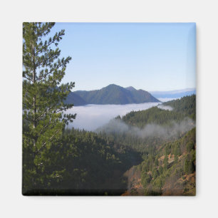 Nebel in den Bergen. Magnet