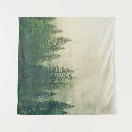 Nebel in einem Fichtenwald Wandteppich (Vorderseite (Horizontal))