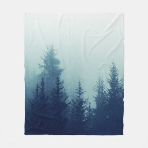 Nebel in Pinienwald auf den Berghängen. Farbe Fleecedecke