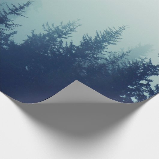 Nebel in Pinienwald auf den Berghängen. Farbe Geschenkpapier (Ecke)