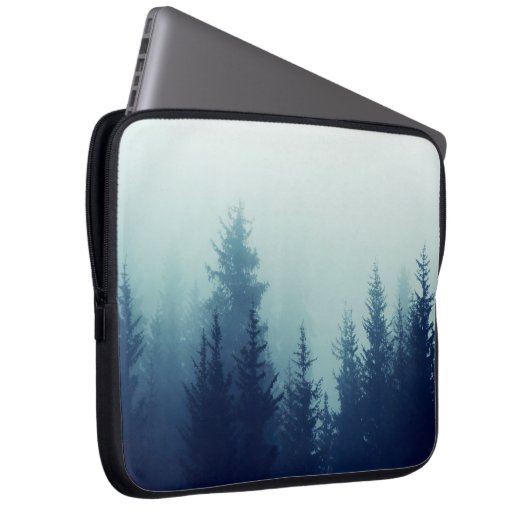 Nebel in Pinienwald auf den Berghängen. Farbe Laptopschutzhülle (Vorne Rechts)