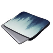 Nebel in Pinienwald auf den Berghängen. Farbe Laptopschutzhülle (Vorne Knopf)