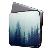 Nebel in Pinienwald auf den Berghängen. Farbe Laptopschutzhülle (Vorderseite Links)