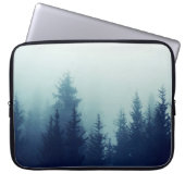 Nebel in Pinienwald auf den Berghängen. Farbe Laptopschutzhülle (Vorderseite)