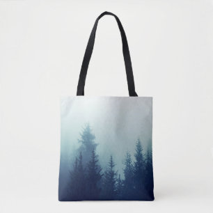 Nebel in Pinienwald auf den Berghängen. Farbe Tasche