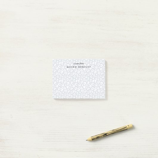 Nebel | Pastell Leopard Print Personalisiert Post-it Klebezettel (Auf Schreibtisch)