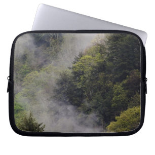 Nebel steigt nach Frühlingsregen vom Berghang auf, Laptopschutzhülle