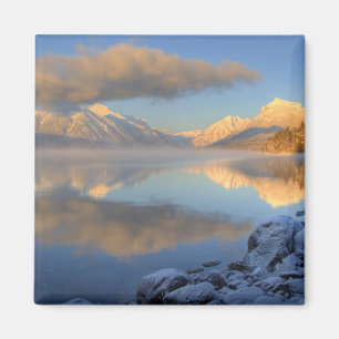 Nebel steigt von Lake McDonald bei sehr kaltem Magnet