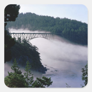 Nebel treiben unter der Deception-Passbrücke an Quadratischer Aufkleber