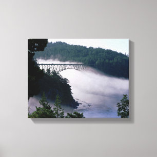 Nebel treibt unter der Deception-Pass-Brücke bei Leinwanddruck