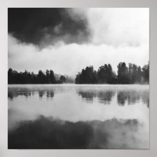 Nebel über dem See in Schwarz-Weiß Poster