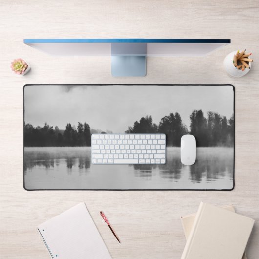 Nebel über dem See in Schwarz-Weiß Schreibtischunterlage (Büro 1)