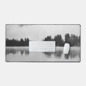 Nebel über dem See in Schwarz-Weiß Schreibtischunterlage (Tastatur & Maus)
