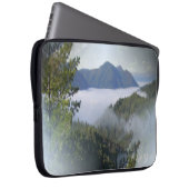 Nebel über den Bergen... Laptopschutzhülle (Vorne Rechts)