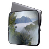 Nebel über den Bergen... Laptopschutzhülle (Vorderseite Links)