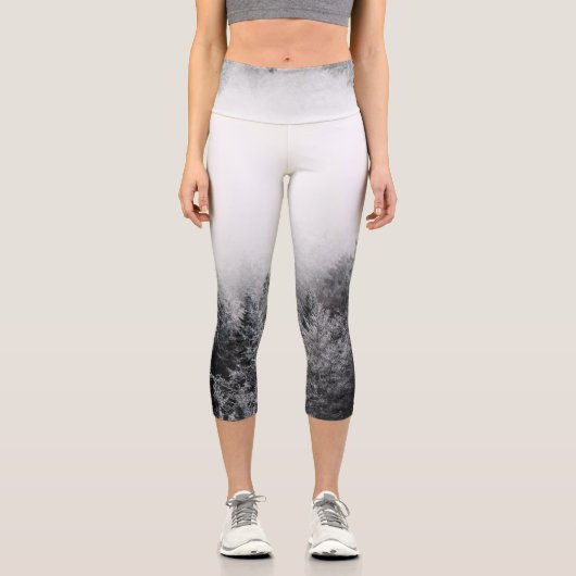 Nebel über gefrorenem Wald Capri Leggings (Vorderseite)