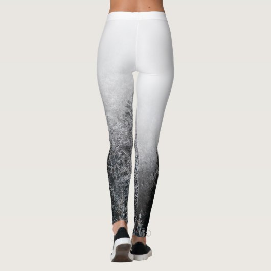 Nebel über gefrorenem Wald Leggings (Rückseite)