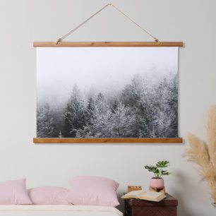 Nebel über gefrorenem Wald Wandteppich Mit Holzrahmen