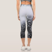 Nebel über schneebedeckten Fichtenwald im Winter Capri Leggings (Rückseite)