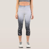 Nebel über schneebedeckten Fichtenwald im Winter Capri Leggings (Vorderseite)