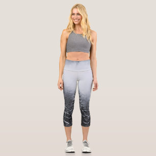 Nebel über schneebedeckten Fichtenwald im Winter Capri Leggings