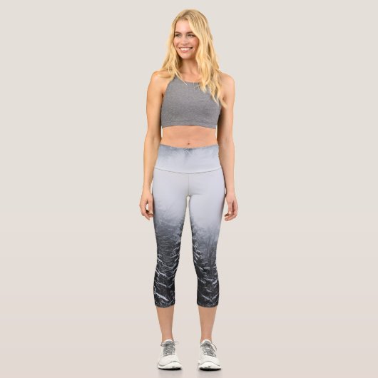 Nebel über schneebedeckten Fichtenwald im Winter Capri Leggings (Vorderseite)