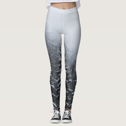Nebel über schneebedeckten Fichtenwald im Winter Leggings (Vorderseite)