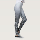 Nebel über schneebedeckten Fichtenwald im Winter Leggings (Rechts)