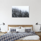 Nebel über schneebedeckten Fichtenwald im Winter Leinwanddruck (Insitu (Schlafzimmer))