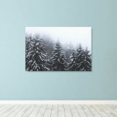 Nebel über schneebedeckten Fichtenwald im Winter Leinwanddruck (Insitu (Holzboden))