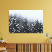 Nebel über schneebedeckten Fichtenwald im Winter Leinwanddruck (Insitu (Wohnzimmer))