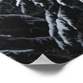 Nebel über schneebedeckten Fichtenwald im Winter Poster (Ecke)