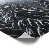 Nebel über schneebedeckten Fichtenwald im Winter Poster (Ecke)