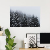 Nebel über schneebedeckten Fichtenwald im Winter Poster (Heimbüro)