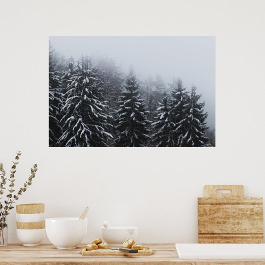 Nebel über schneebedeckten Fichtenwald im Winter Poster (Küche)