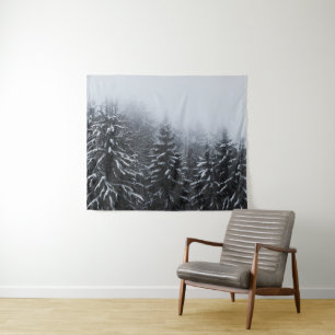 Nebel über schneebedeckten Fichtenwald im Winter Wandteppich