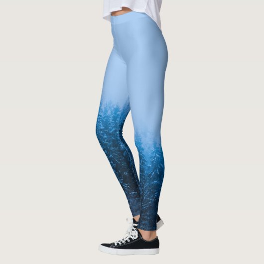 Nebel über schneebedeckten Wald am See Bohinj, Slo Leggings (Links)