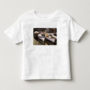 Nebel umgibt vier Boote am Steg. Kleinkind T-shirt