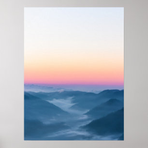 Nebel und zauberhafter Himmel vor Sonnenaufgang Poster
