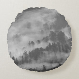 NEBEL VERSCHLINGT EINEN WALD RUNDES KISSEN