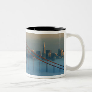 Nebel zieht durch die Bucht von San Francisco Zweifarbige Tasse