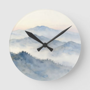Nebelberg-Aquarell-Landschaft Runde Wanduhr