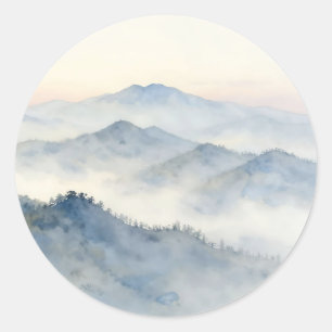 Nebelberg-Aquarell-Landschaft Runder Aufkleber