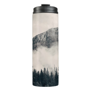 Nebelberge und Wald im Banff-Nationalpark Thermosbecher