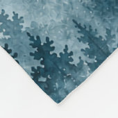 Nebelblauer Kiefernwald-Wasserfarbemuster Fleecedecke (Ecke)