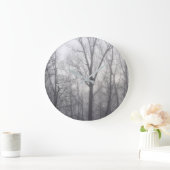 Nebelhafte Bäume Große Wanduhr (Zuhause)
