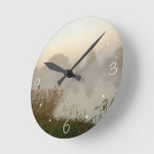 Nebelhafter Kanalmorgen Runde Wanduhr (Winkel)